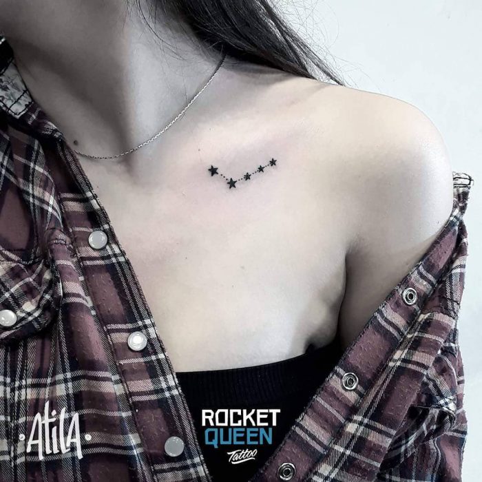 Tatuaje de estrellas en la clavicula