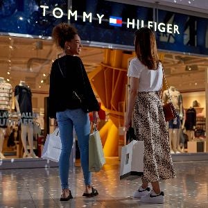 2 Women in front of Tommy Hilfiger store