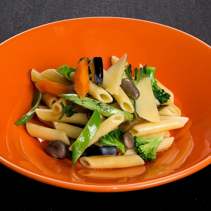 Penne primavera com legumes