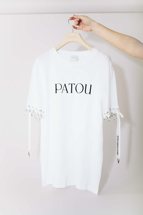 Patou - Patou Upcycling Logo-T-Shirt aus Bio-Baumwolle - White - For its inaugural edition, Patou partners with French designer Kitesy Martin, founder of Kitesy Martin Studio. Weißes T-Shirt aus Bio-Baumwolle. Rundhalsausschnitt, normale Passform. Schwarzes Patou Schriftzug-Logo vorne.Limited Edition.