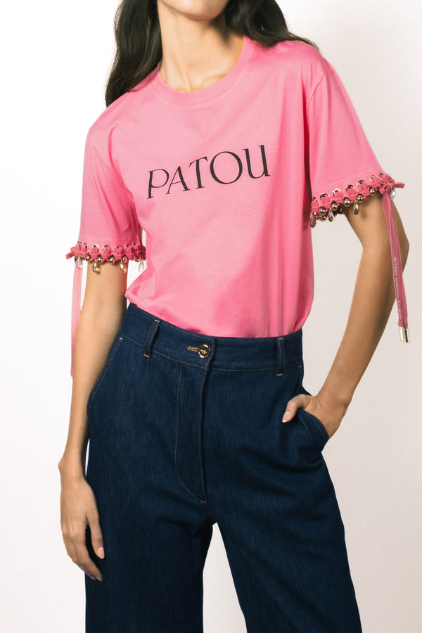 Patou - Patou Upcycling Logo-T-Shirt aus Bio-Baumwolle - Hot Pink - For its inaugural edition, Patou partners with French designer Kitesy Martin, founder of Kitesy Martin Studio.T-Shirt aus Bio-Baumwolle in Warmrosa. Rundhalsausschnitt, normale Passform. Patou Logo auf der Vorderseite.Limited Edition.