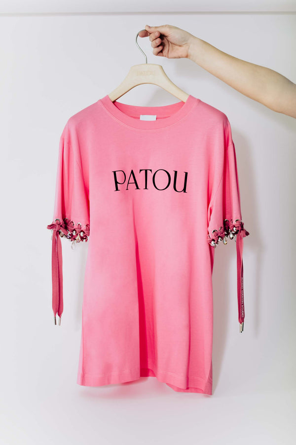 Patou - Patou Upcycling Logo-T-Shirt aus Bio-Baumwolle - Hot Pink - For its inaugural edition, Patou partners with French designer Kitesy Martin, founder of Kitesy Martin Studio.T-Shirt aus Bio-Baumwolle in Warmrosa. Rundhalsausschnitt, normale Passform. Patou Logo auf der Vorderseite.Limited Edition.