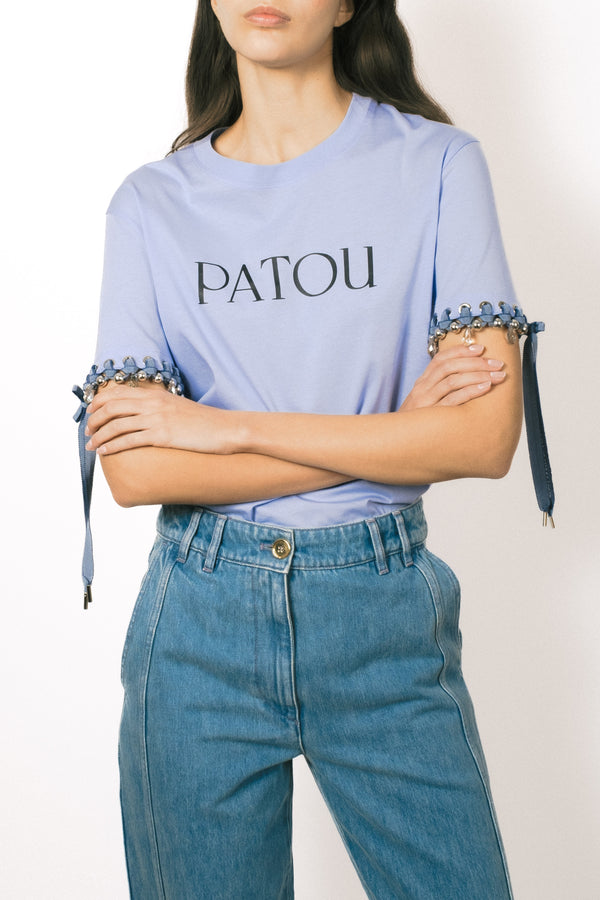 Patou - Patou Upcycling Logo-T-Shirt aus Bio-Baumwolle - Aurora - For its inaugural edition, Patou partners with French designer Kitesy Martin, founder of Kitesy Martin Studio. T-Shirt aus Bio-Baumwolle. Rundhalsausschnitt, normale Passform. Weißes Patou Schriftzug-Logo vorne.Limited Edition.