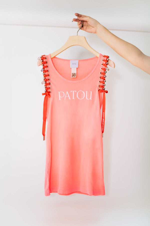 Patou - Patou Upcycling Tanktop aus Bio-Baumwolle - Coral - For its inaugural edition, Patou partners with French designer Kitesy Martin, founder of Kitesy Martin Studio.Koralle Tanktop aus Bio-Baumwolle. Buchstaben-Logo vorne, Monogramm hinten.Limited Edition.