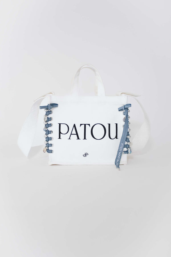 Patou - Patou Upcycling Canvas-Shopper aus Bio-Baumwolle - Aurora - For its inaugural edition, Patou partners with French designer Kitesy Martin, founder of Kitesy Martin Studio.Shopper aus Bio-Baumwolle in Creme. Patou Buchstabenlogo und JP-Monogramm in Schwarz. Weißer Schulterriemen mit Prägung, goldfarbener Knopf. Zwei Tragegriffe oben. Zum Tragen in der Hand oder über der Schulter.Limited Edition.