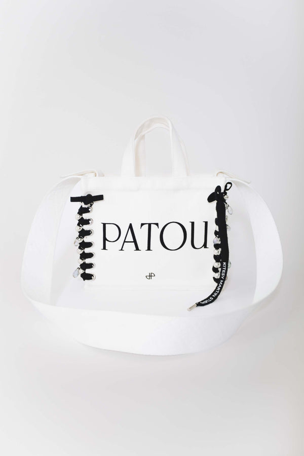 Patou - Patou Upcycling Canvas-Shopper aus Bio-Baumwolle - Black - For its inaugural edition, Patou partners with French designer Kitesy Martin, founder of Kitesy Martin Studio.Shopper aus Bio-Baumwolle in Creme. Patou Buchstabenlogo und JP-Monogramm in Schwarz. Weißer Schulterriemen mit Prägung, goldfarbener Knopf. Zwei Tragegriffe oben. Zum Tragen in der Hand oder über der Schulter.Limited Edition.