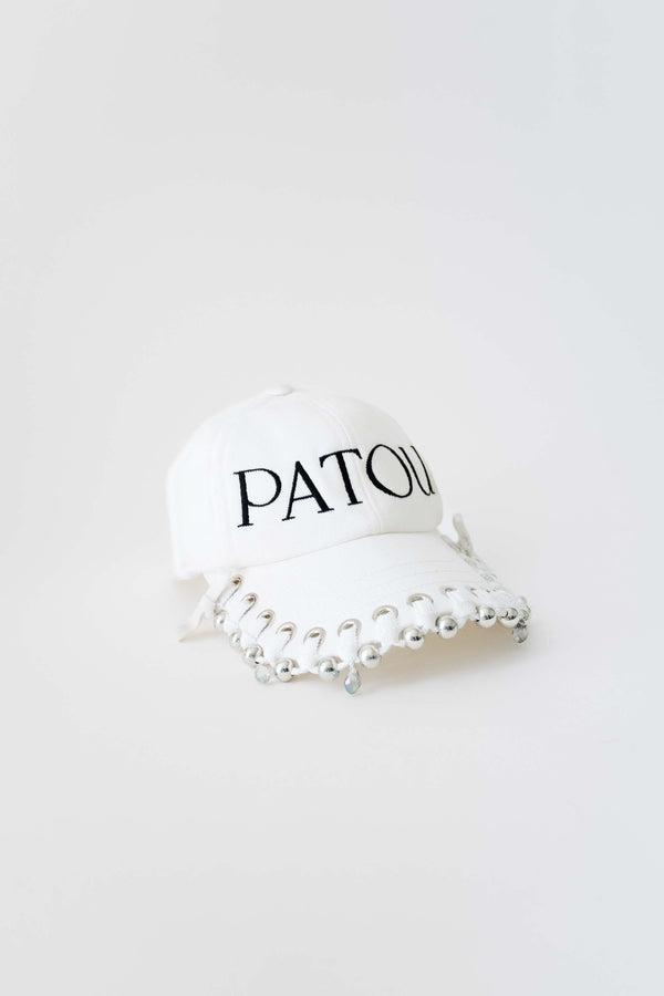 Patou - Patou Upcycling Kappe aus Baumwolle - Cream - For its inaugural edition, Patou partners with French designer Kitesy Martin, founder of Kitesy Martin Studio.Baseball-Kappe aus Baumwolle in Creme. Schwarzes Patou Logo vorne. Elastikband hinten. Unisex-Stil.Größe S: Umfang 55 cmGröße M: Umfang 57 cmGröße L: Umfang 59 cmLimited Edition.