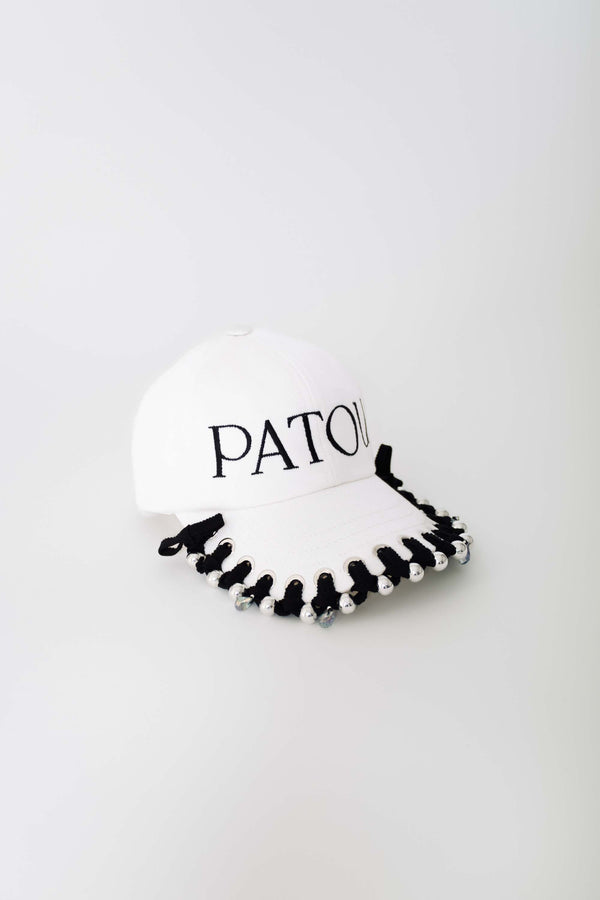 Patou - Patou Upcycling Kappe aus Baumwolle - Black - For its inaugural edition, Patou partners with French designer Kitesy Martin, founder of Kitesy Martin Studio.Baseball-Kappe aus Baumwolle in Creme. Schwarzes Patou Logo vorne. Elastikband hinten. Unisex-Stil.Größe S: Umfang 55 cmGröße M: Umfang 57 cmGröße L: Umfang 59 cmLimited Edition.