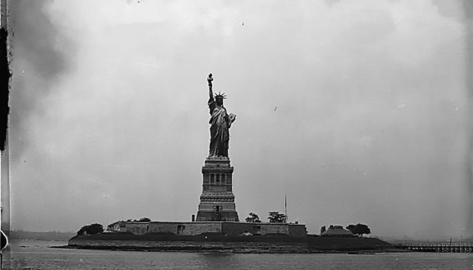 Newyork-Immigration-Liberty-LOC.jpg