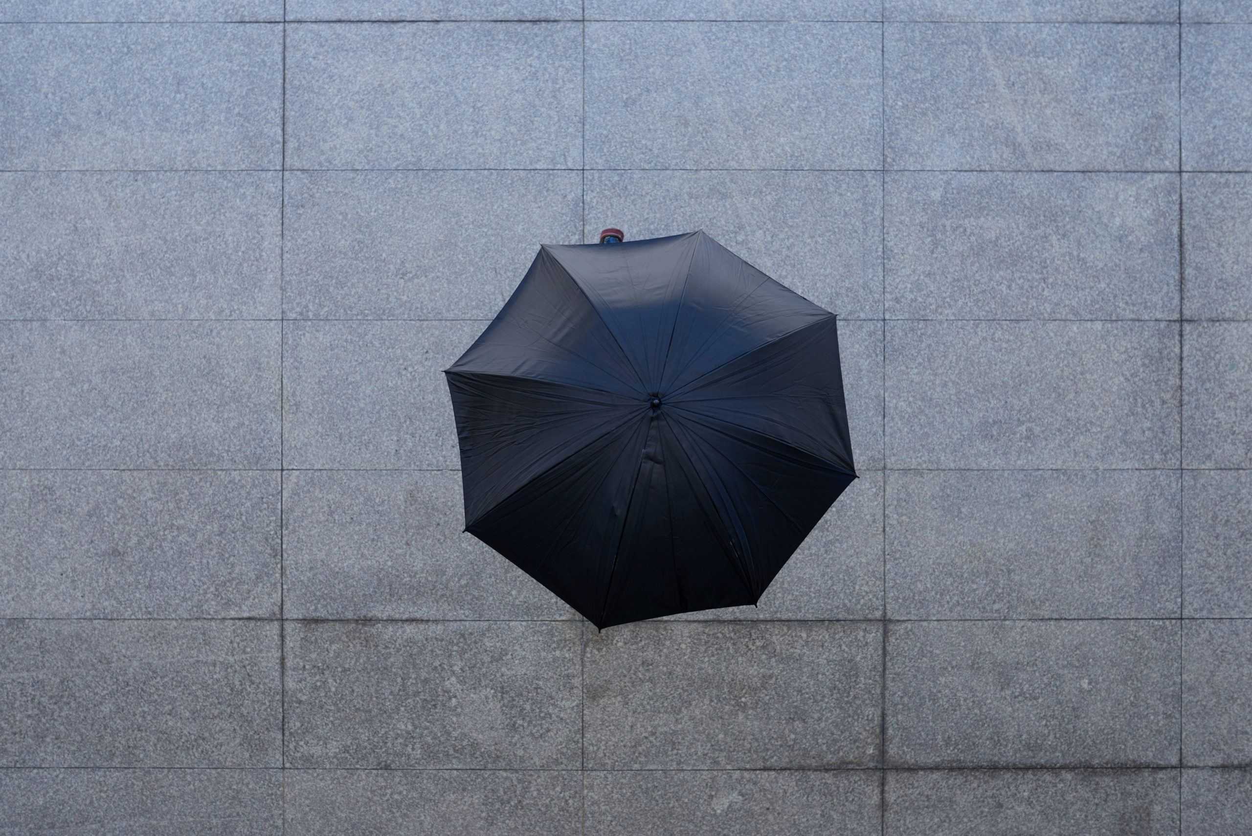 Alunos da Poli-USP desenvolvem jaqueta feita com tecido de guarda-chuva para pessoas em situação de rua em parceria com a PUC Campinas