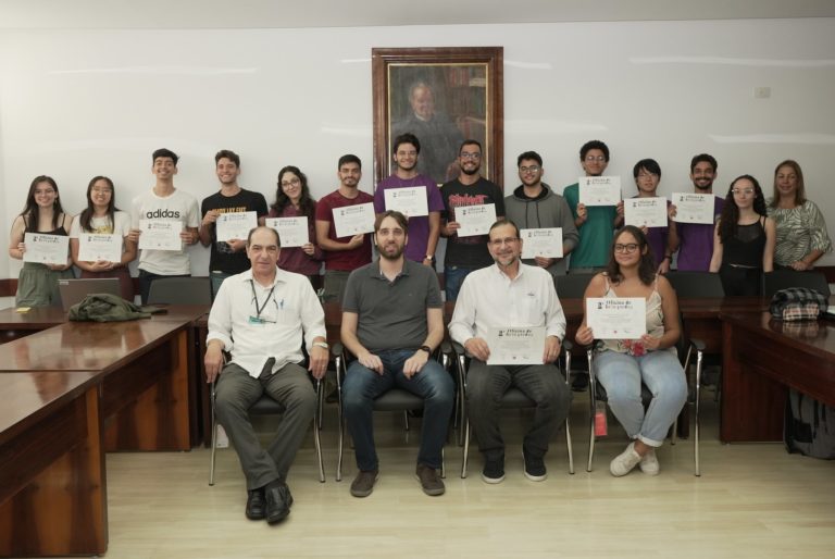 Voluntários da 6ª Oficina de Brinquedos da Poli-USP recebem certificado