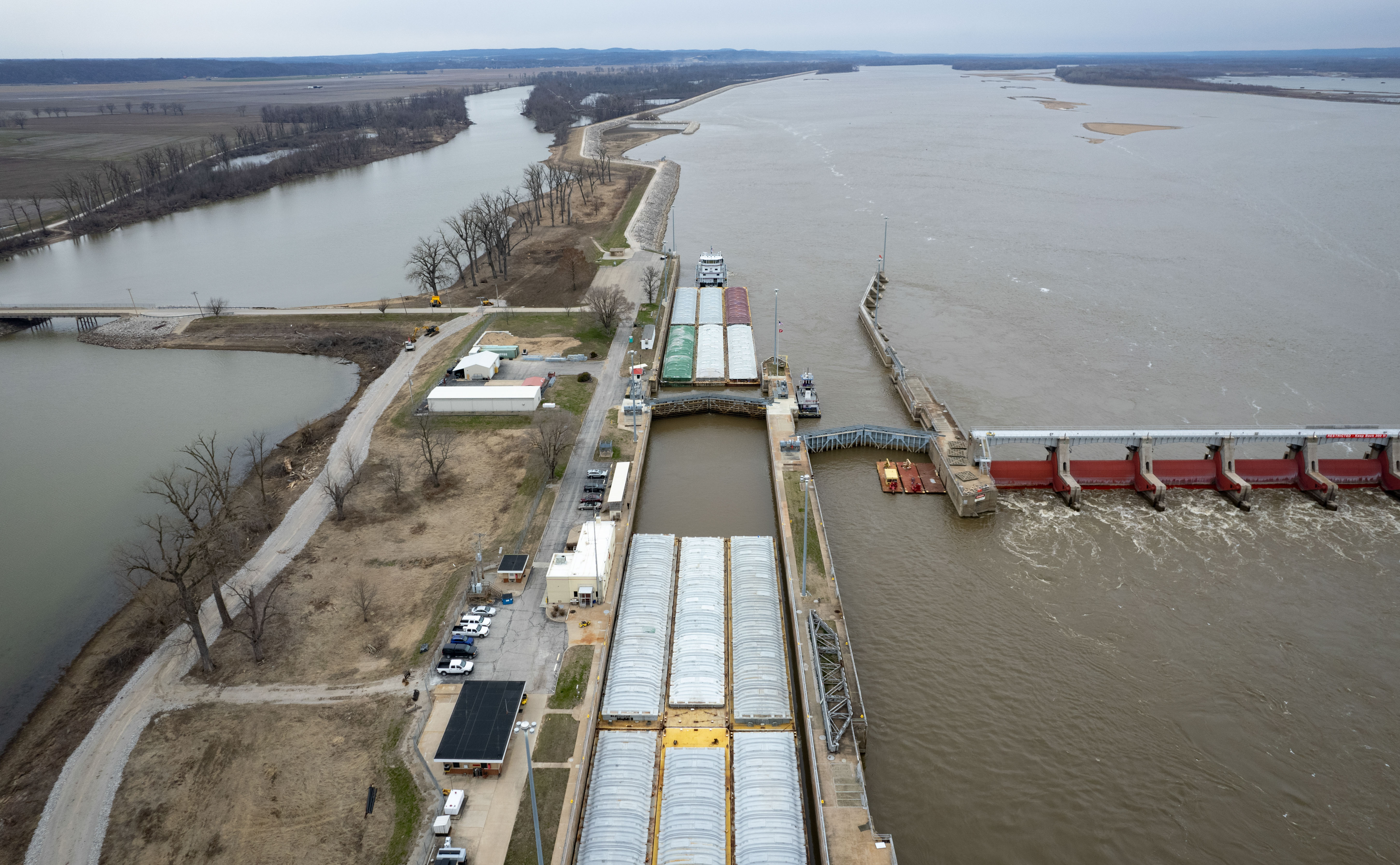 The HFL Mariner and the remaining six barges (background) wait to enter Lock 25.