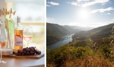 Um prato com uma sobremesa doce ao lado de talheres, uma garrafa de vinho e uma taça sobre uma mesa de madeira.