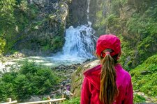 reinbachwasserfaelle erster wasserfall person