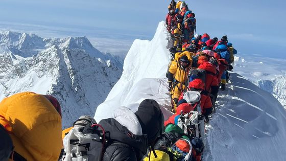 Alpinistes et guides de montagne sont bloqués un sommet un ressaut du mont Everest après qu'un effondrement de glace a détruit les cordes fixes, le 21/05/24