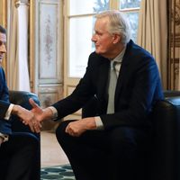 Michel Barnier serrant la main à E.Macron, à l'Elysée, en 2020