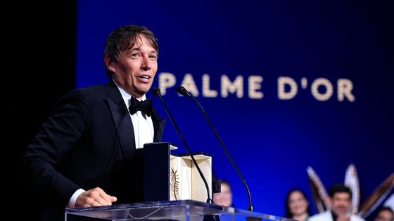 Le réalisateur américain Sean Baker à Cannes après avoir remporté la Palme d'Or pour le film "Anora", le 25 mai 2024.