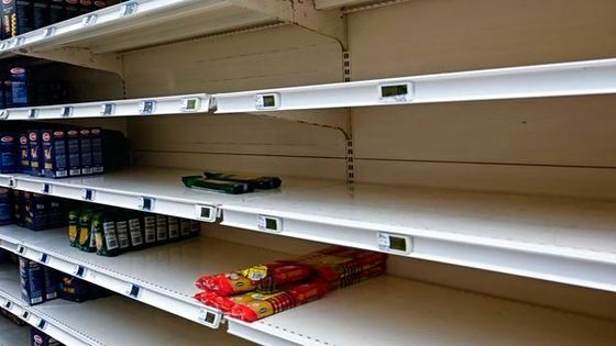 Des rayons vides dans un supermarché pendant la crise du Covid, le 14 mars 2020.