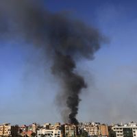 De la fumée s'élève des bâtiments touchés par une frappe aérienne israélienne qui a visé la banlieue sud de Beyrouth, le 3 octobre 2024.