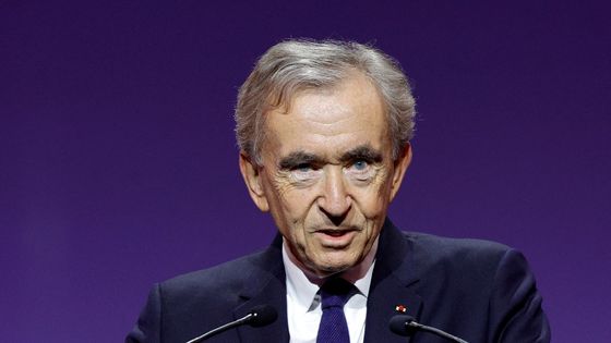 Bernard Arnault, patron de LVMH, prononce un discours le 10 octobre 2024 à Paris.