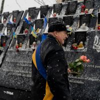 Un homme visite le mémorial des Héros de la Centurie céleste tués lors des manifestations d'Euromaidan, 21.11.2024, Kiev