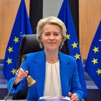 La présidente de la Commission européenne Ursula Von der Leyen sonne la cloche pour ouvrir la première réunion du nouveau Collège des commissaires de l'Union européenne à Bruxelles le 4 décembre 2024