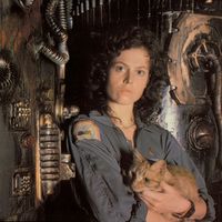 Sigourney Weaver dans le rôle du lieutenant Ellen L. Ripley sur le tournage de "Alien, le huitième passager", le film de science-fiction et d'horreur de Ridley Scott, sorti en 1979.