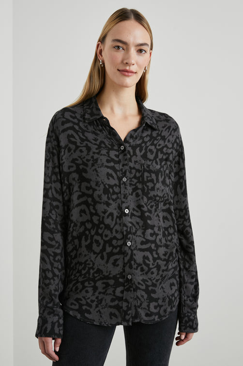 HUNTER SHIRT DIFFUSED CHARCOAL CHEETAH - FRONT UNTUCKED