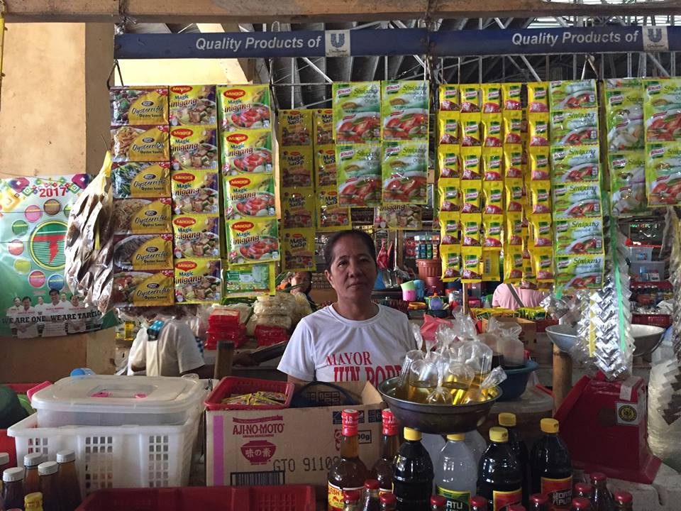 KOSYANG'S RELATIVES. Norma, Kosyang's niece, is a vendor at the public market in Mayantoc, Tarlac. Photo by Lian Buan/Rappler  