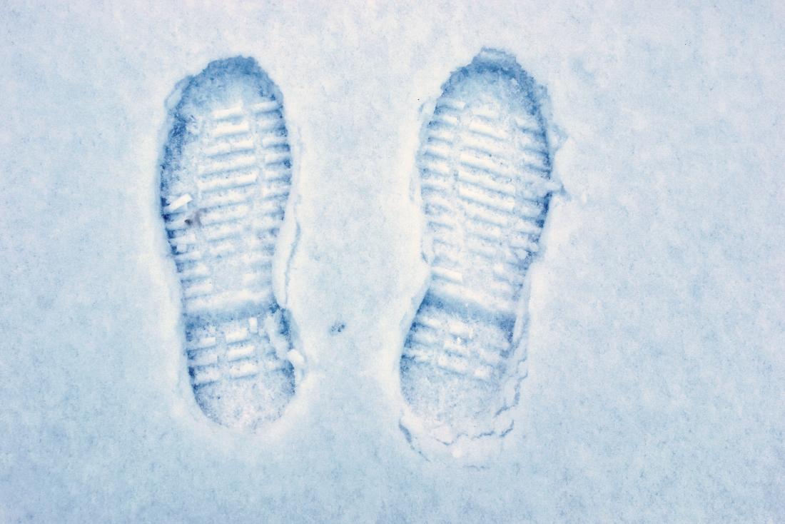 imprint-of-cold-feet-in-shoe-soles-in-the-snow