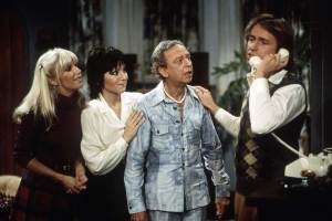 THREE'S COMPANY, from left, Suzanne Somers, Joyce DeWitt, Don Knotts, John Ritter, 1979-84 (1979 photo). ©ABC/courtesy Everett Collection