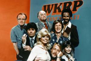 WKRP IN CINCINNATI, (back row, from left): Richard Sanders, Gordon Jump, Tim Reid, (middle): Frank Bonner, Gary Sandy, (front): Loni Anderson, Jan Howard Hesseman, Smithers, 1978-82. © MTM Television / Courtesy: Everett Collection