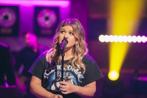 THE KELLY CLARKSON SHOW -- Episode 4014 -- Pictured: Kelly Clarkson -- (Photo by: Weiss Eubanks/NBCUniversal/NBCU Photo Bank via Getty Images)