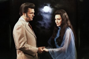 CIRCA 1979:  Loretta Lynn and Conway Twitty pose for a portrait in circa 1979. (Photo by Michael Ochs Archives/Getty Images)