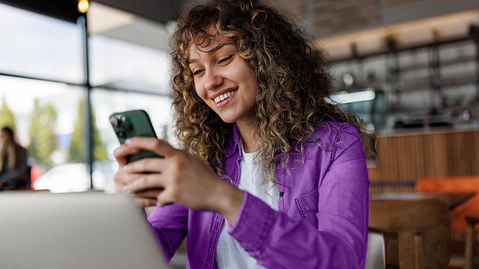 Femme regardant un appareil mobile