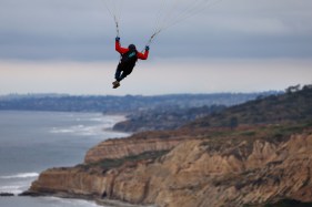 José Santoyo, de San Diego, aparentemente perdió el equilibrio mientras caminaba por el acantilado marino de Torrey Pines Scenic Drive con amigos el martes.