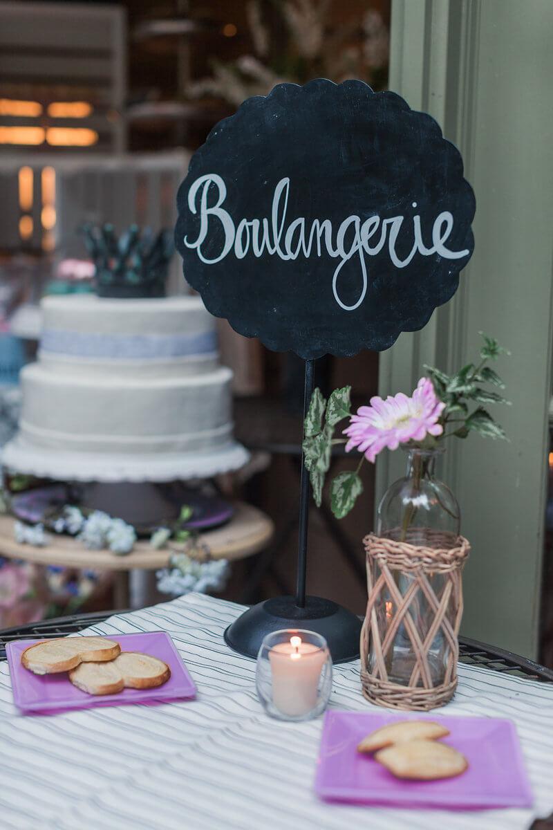 Scalloped Metal Chalkboard with Stand Oval 21"