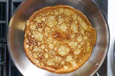 Testing evenness of skillet heating by cooking crepes