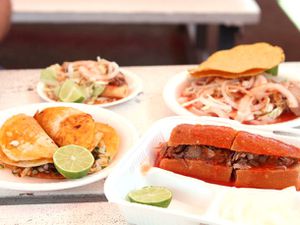 A full table at Tortas Ahogadas La Ramadita.