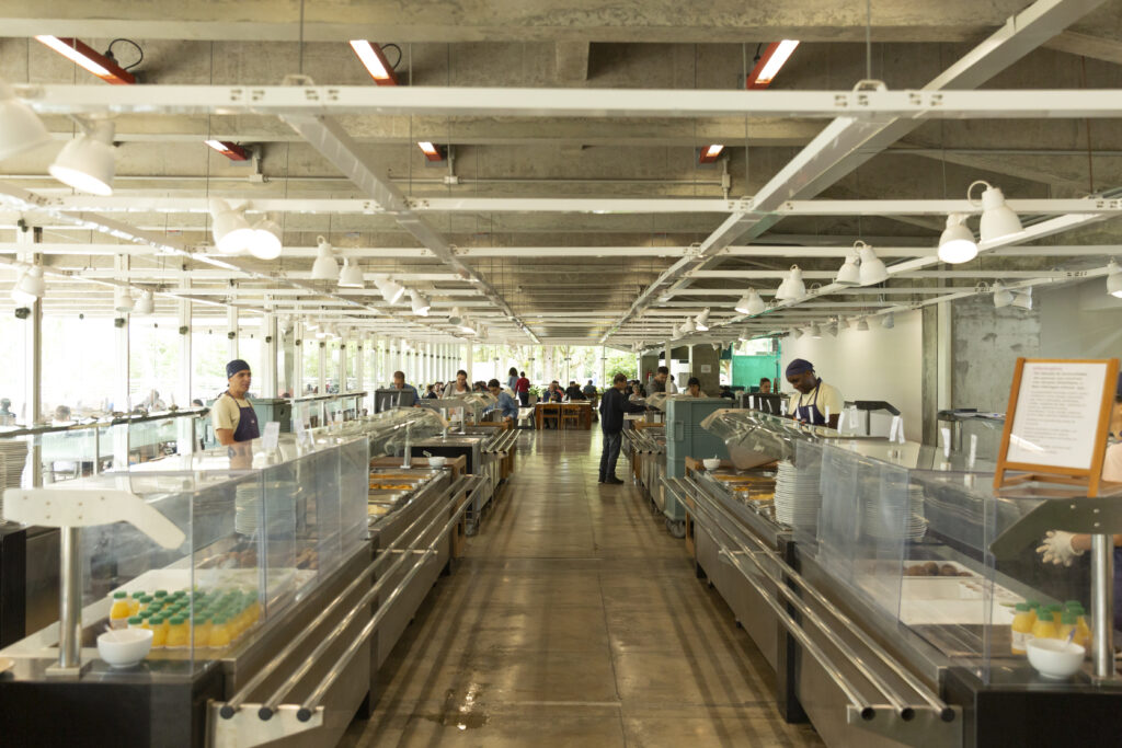 Foto de plano geral apresenta o restaurante do Sesc Interlagos.