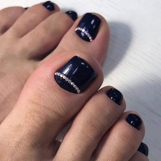 elegant pedicure design 