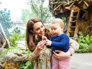 **STRICTLY EMBARGOED UNTIL 2230 BST SUNDAY MAY 19** The Duke and Duchess of Cambridge, Prince George, Princess Charlotte and Prince Louis visit the Adam White and Andree Davies co-designed 'Back to Nature' garden during build week ahead of the RHS Chelsea Flower Show, London, UK, on the 19th May 2019. Picture by Matt Porteous/WPA-Pool **STRICTLY EMBARGOED TO 2230 BST SUNDAY MAY 19** EDITORIAL USE ONLY. 19 May 2019 Pictured: Catherine, Duchess of Cambridge, Kate Middleton, Prince Louis. Photo credit: MEGA TheMegaAgency.com +1 888 505 6342 (Mega Agency TagID: MEGA424101_004.jpg) [Photo via Mega Agency]