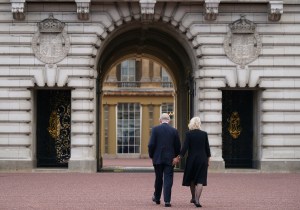 LONDON, ENGLAND - SEPTEMBER 09: King Charles III and the Queen walk across the forecourt of Buckingham Palace, London, as he enters the palace for the first time as the new King after travelling from Balmoral following the death of Queen Elizabeth II on Thursday 8th September in Balmoral, on September 9, 2022 in London, England. (Photo Yui Mok - WPA Pool/Getty Images)