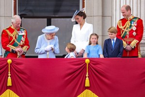 LONDON, ENGLAND - JUNE 02:  (L-R)  Prince Charles, Prince of Wales, Queen Elizabeth II, Prince Louis of Cambridge, Catherine, Duchess of Cambridge, Princess Charlotte of Cambridge, Prince George of Cambridge and Prince William, Duke of Cambridge on the balcony of Buckingham Palace during the Trooping the Colour parade on June 02, 2022 in London, England. The Platinum Jubilee of Elizabeth II is being celebrated from June 2 to June 5, 2022, in the UK and Commonwealth to mark the 70th anniversary of the accession of Queen Elizabeth II on 6 February 1952.  (Photo by Chris Jackson/Getty Images)