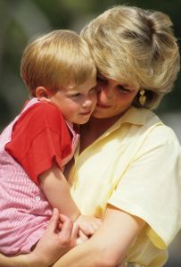 MAJORCA, SPAIN - AUGUST 10:  Diana, Princess of Wales with Prince Harry on holiday in Majorca, Spain on August 10, 1987.  (Photo by Georges De Keerle/Getty Images)