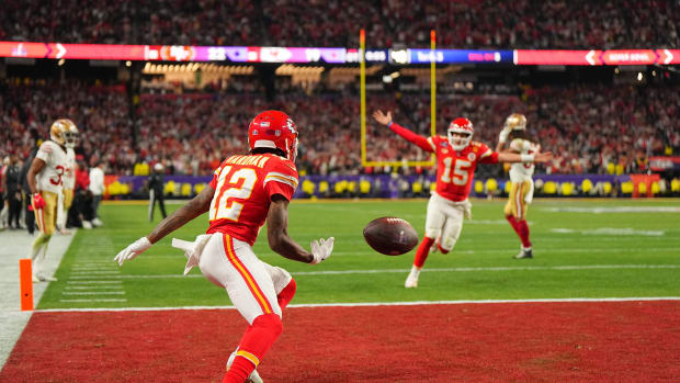 Patrick Mahomes throws a touchdown pass to Mecole Hardman