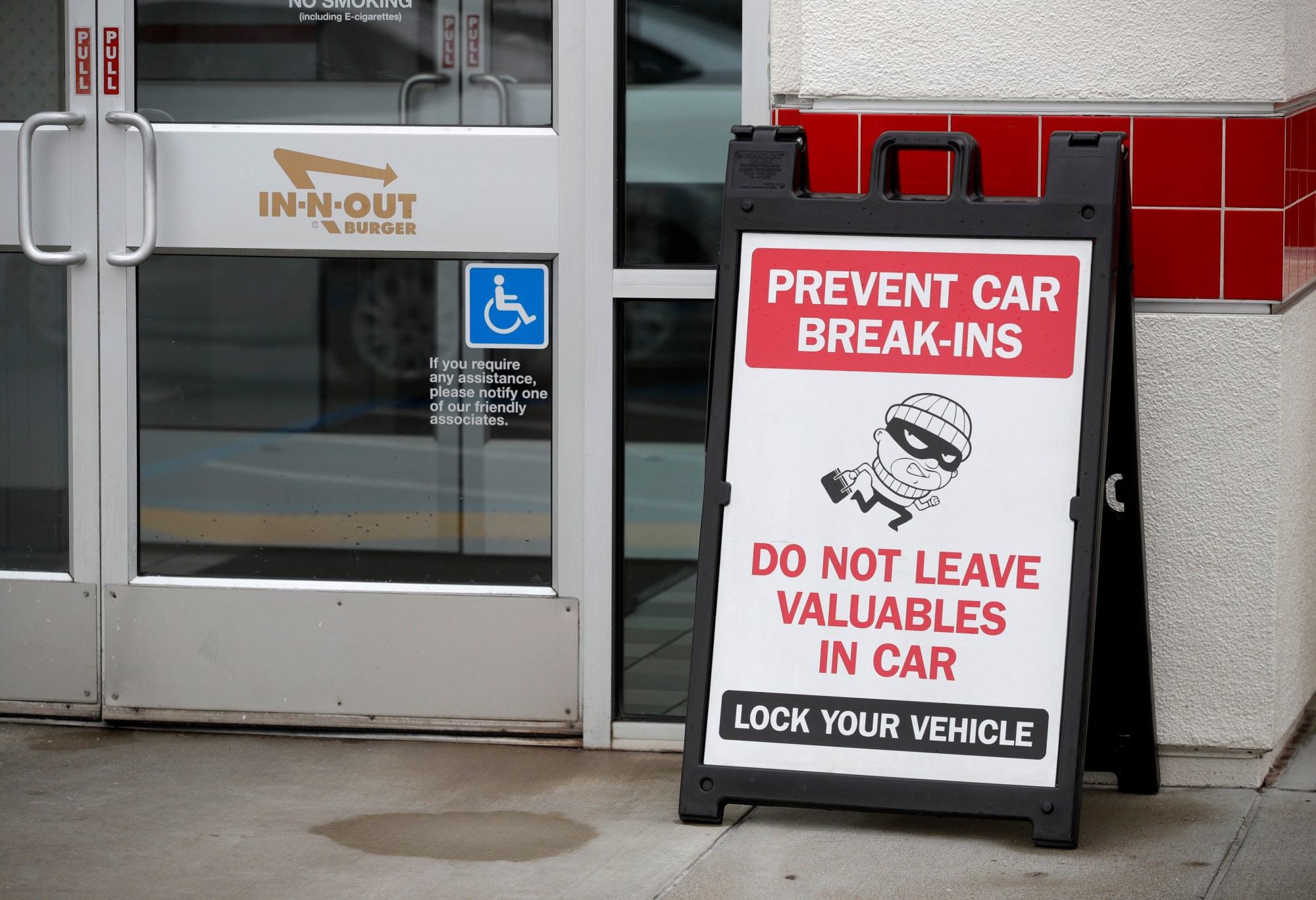 A sign warns patrons of car break-ins at the In-N-Out Burger off Hegenberger Road in Oakland, Calif., on Monday, Jan. 22, 2023. The company is closing its only Oakland restaurant, citing ongoing issues with crime. (Jane Tyska/Bay Area News Group)