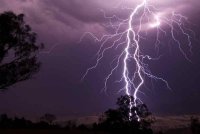 Ribut petir, hujan lebat dan angin kencang dijangka berlaku di beberapa tempat di Sarawak sehingga 1 tengah hari Ahad. Gambar hiasan