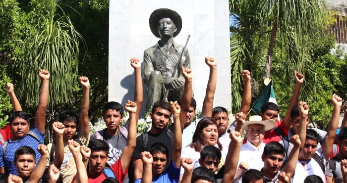 Familiares de guerrilleros que participaron en el Movimiento Socialista Armado de México marcharon en Ayoyac, Guerrero, para conmemorar la caída en combate de Lucio Cabañas.