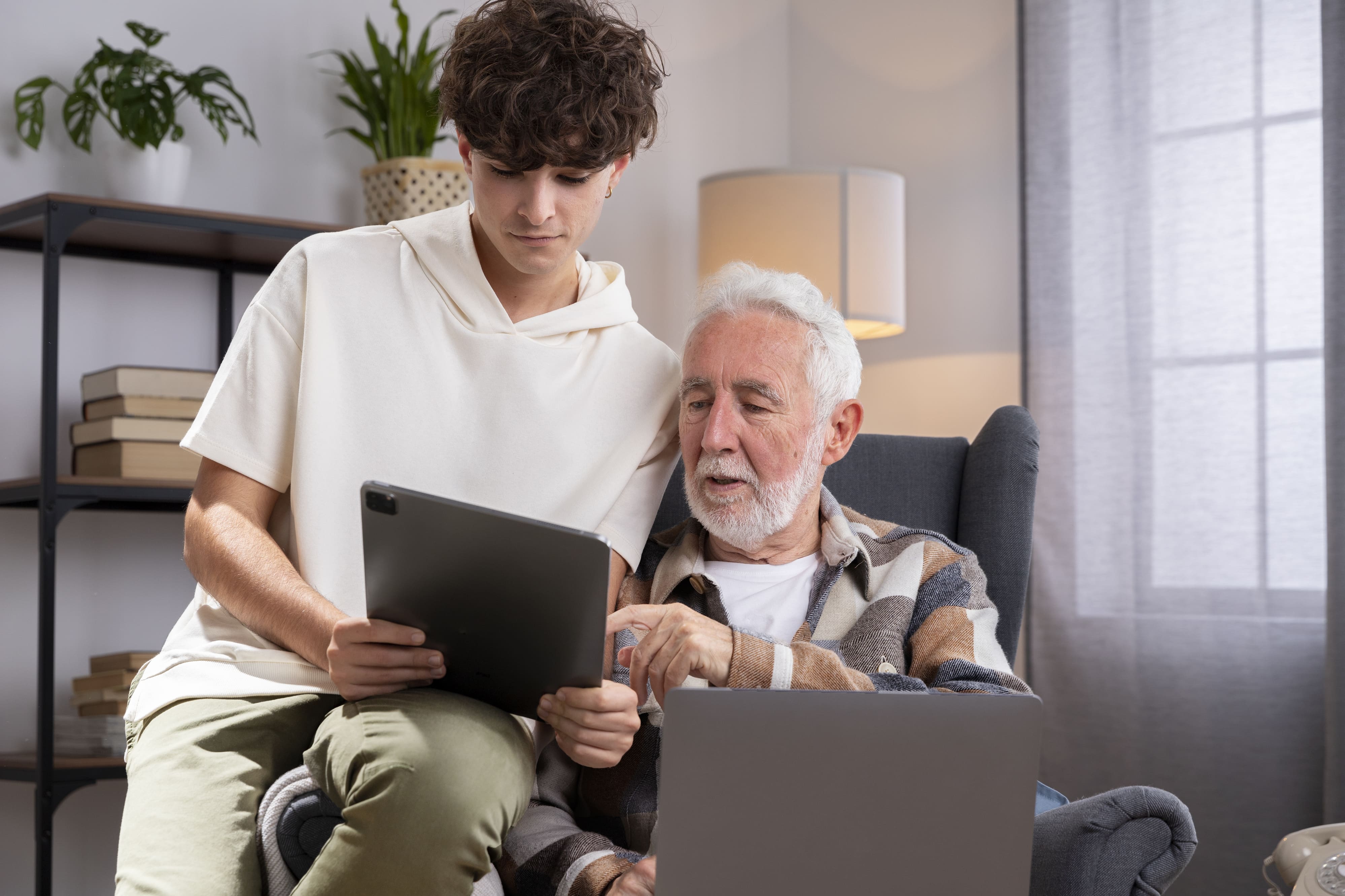 Dia dos Pais: Filho ensinando tecnologia para o Pai